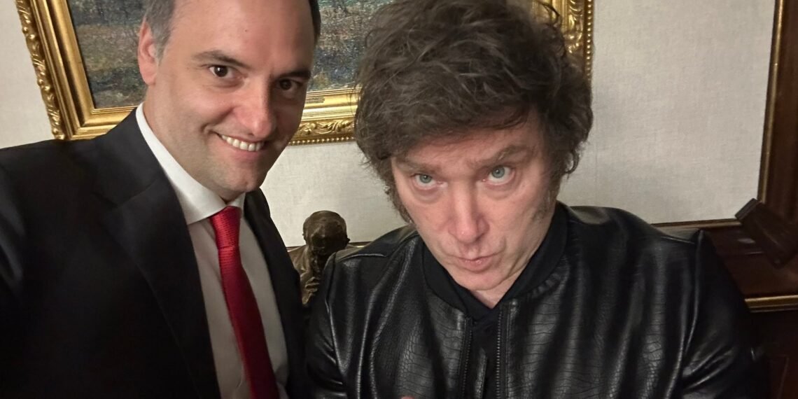“Para nosotros no hay delito”: Adorni salió a defender al Presidente y justificó la entrevista guionada