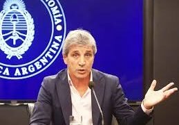 Caputo reafirma su estrategia de tres pilares para reducir el ‘costo argentino’ y rechaza la devaluación