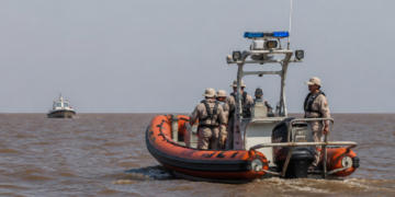 Intensa búsqueda de cinco pescadores desaparecidos en el Río de la Plata