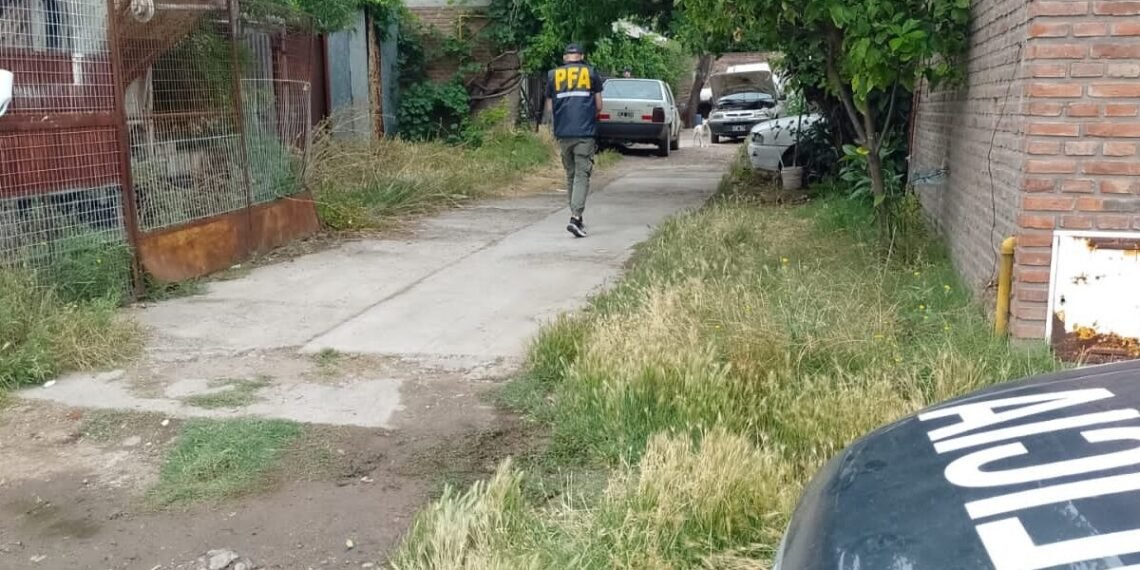 Horror en Castelar: un joven asesina a su madre y la sepulta en el patio