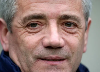 Kevin Keegan, leyenda del fútbol británico, revela que padece cáncer en estadio 4