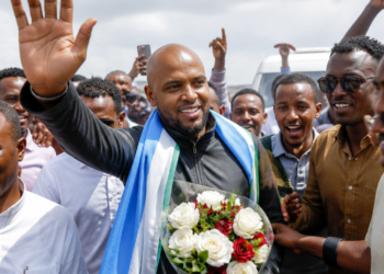 Omar Artan, el árbitro del Mundial 2026 que fue deportado, regresó triunfante a Somalia