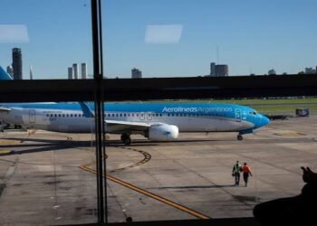 Aumento en las tasas aéreas eleva los costos de viajar en el país