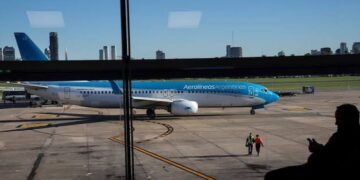 Aumento en las tasas aéreas eleva los costos de viajar en el país