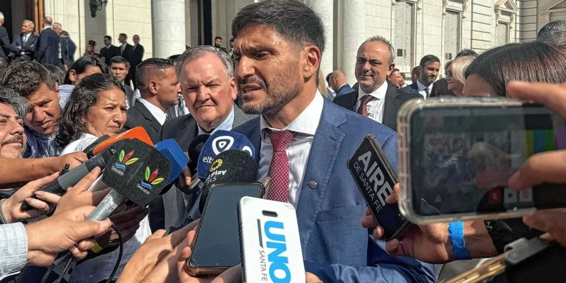 Presión de sindicatos docentes obliga a Pullaro a convocar paritarias