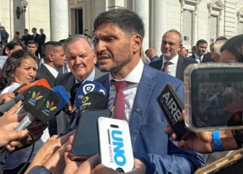 Presión de sindicatos docentes obliga a Pullaro a convocar paritarias