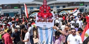 Reacciones controvertidas de hinchas egipcios tras la eliminación en el Mundial: quemaron camisetas de Messi y la Selección argentina