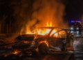 Accidente automovilístico en Berazategui deja a dos jóvenes gravemente heridos tras incendio