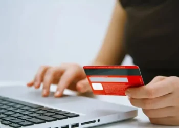 Precauciones ante fraudes digitales que vacían cuentas bancarias: pautas del BCRA