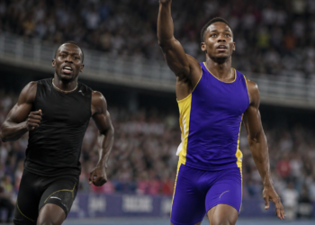 Un estudiante universitario sorprende al consagrarse campeón de 200 metros ante el atleta más veloz del mundo