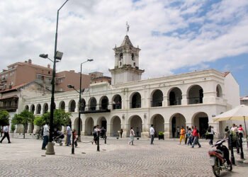 Un turista falleció frente al Cabildo de Salta: se investigan las causas