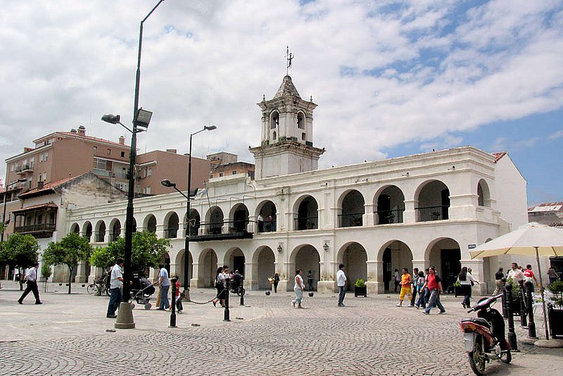 Un turista falleció frente al Cabildo de Salta: se investigan las causas