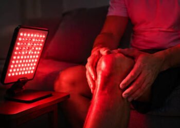¿Cómo funciona la luz roja para aliviar el dolor de rodilla y cuáles son los riesgos?