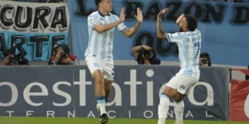 Racing sufre una nueva derrota en Mendoza, lo que lo aleja de la cima en ambas tablas