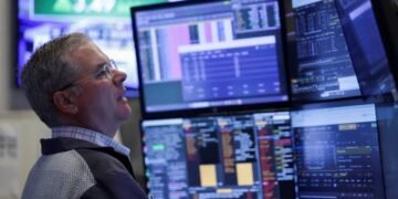 Agosto cierra con mercados en rojo: subió el riesgo país y el dólar mayorista superó los $1.500