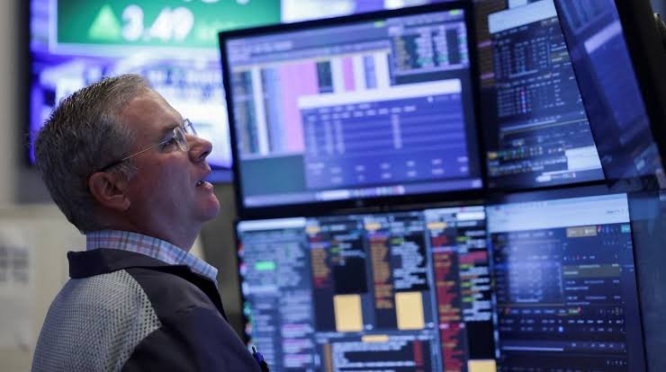Agosto cierra con mercados en rojo: subió el riesgo país y el dólar mayorista superó los $1.500