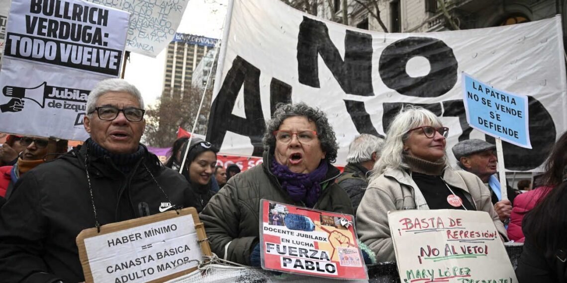 Organizaciones sociales y jubilados protestaron frente al Congreso contra el ajuste y la reforma de la Ley de Tierras