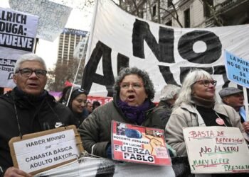 Organizaciones sociales y jubilados protestaron frente al Congreso contra el ajuste y la reforma de la Ley de Tierras