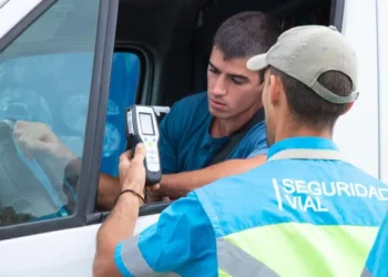 Conductor sorprendido por alcoholemia y licencia falsa en la Autopista Riccheri