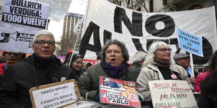 Organizaciones sociales y jubilados protestaron frente al Congreso contra el ajuste y la reforma de la Ley de Tierras