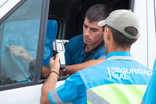 Conductor sorprendido por alcoholemia y licencia falsa en la Autopista Riccheri
