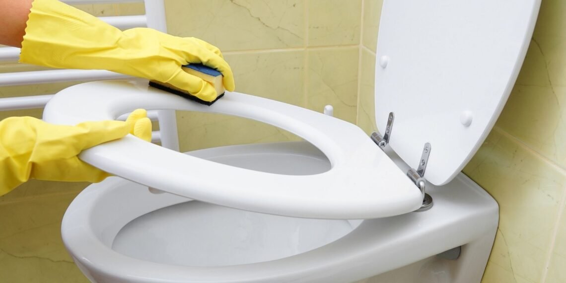 Expertos en limpieza coinciden: la esponja de melamina es clave para eliminar manchas amarillas en inodoros