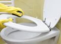 Expertos en limpieza coinciden: la esponja de melamina es clave para eliminar manchas amarillas en inodoros