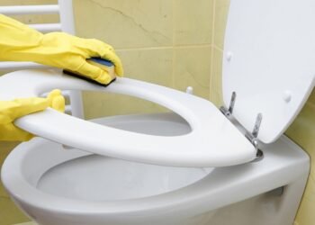 Expertos en limpieza coinciden: la esponja de melamina es clave para eliminar manchas amarillas en inodoros