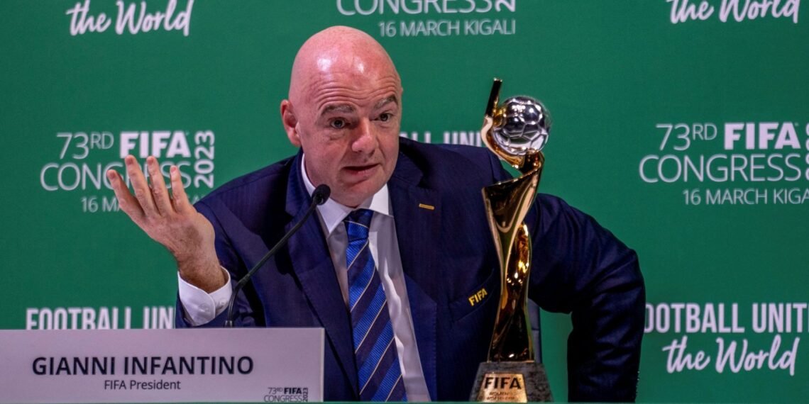 Luis Figo exige la renuncia de Gianni Infantino como presidente de la FIFA: ‘Es hora de que se marche’