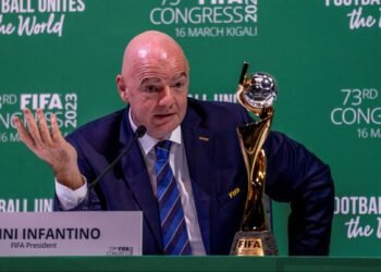 Luis Figo exige la renuncia de Gianni Infantino como presidente de la FIFA: ‘Es hora de que se marche’
