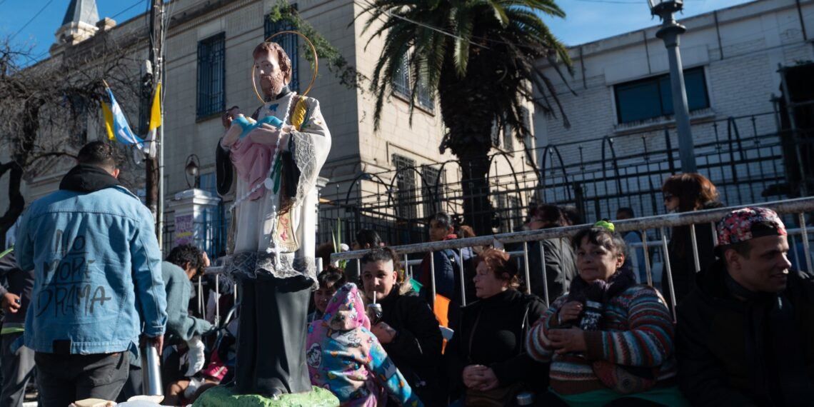 San Cayetano reunió a miles de fieles en Liniers en una jornada marcada por los pedidos de trabajo y esperanza