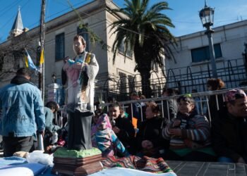 San Cayetano reunió a miles de fieles en Liniers en una jornada marcada por los pedidos de trabajo y esperanza