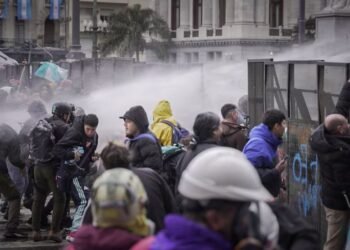 Denuncian penalmente los incidentes frente al Senado y solicitan investigar a los responsable