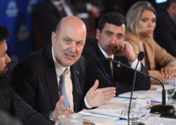 Sturzenegger se suma a la mesa política para definir el futuro de sus proyectos de desregulación