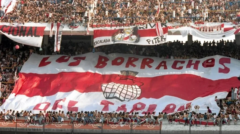 Los pormenores de la reunión interna de la barra de River antes de su viaje a Colombia y el gesto provocador hacia la hinchada rival