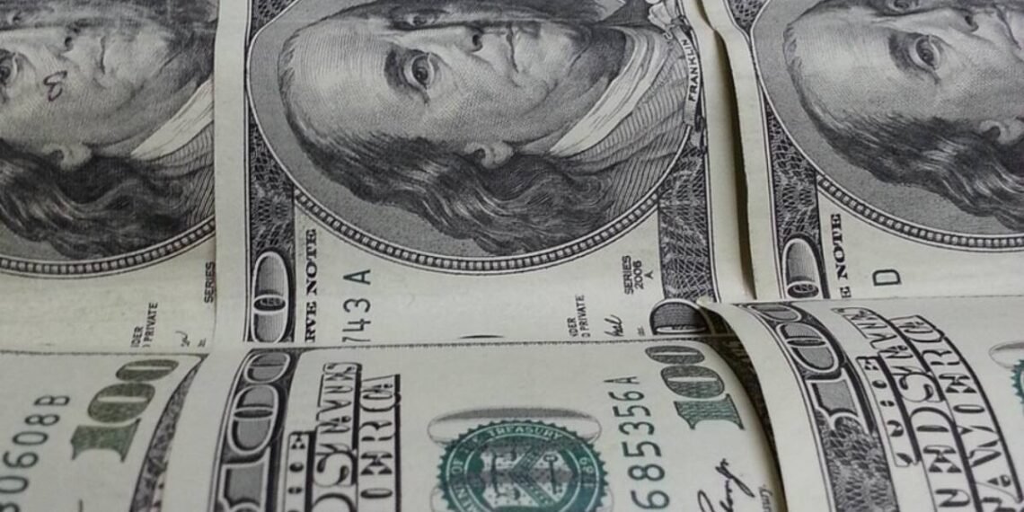 El dólar mayorista bajó a $1.490,50 y el blue volvió a $1.550