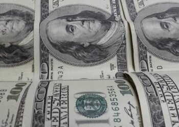 El dólar mayorista bajó a $1.490,50 y el blue volvió a $1.550
