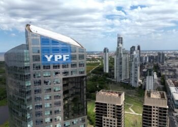 YPF anunció una inversión de US$51.000 millones para su megaproyecto de GNL y anticipó exportaciones desde 2031