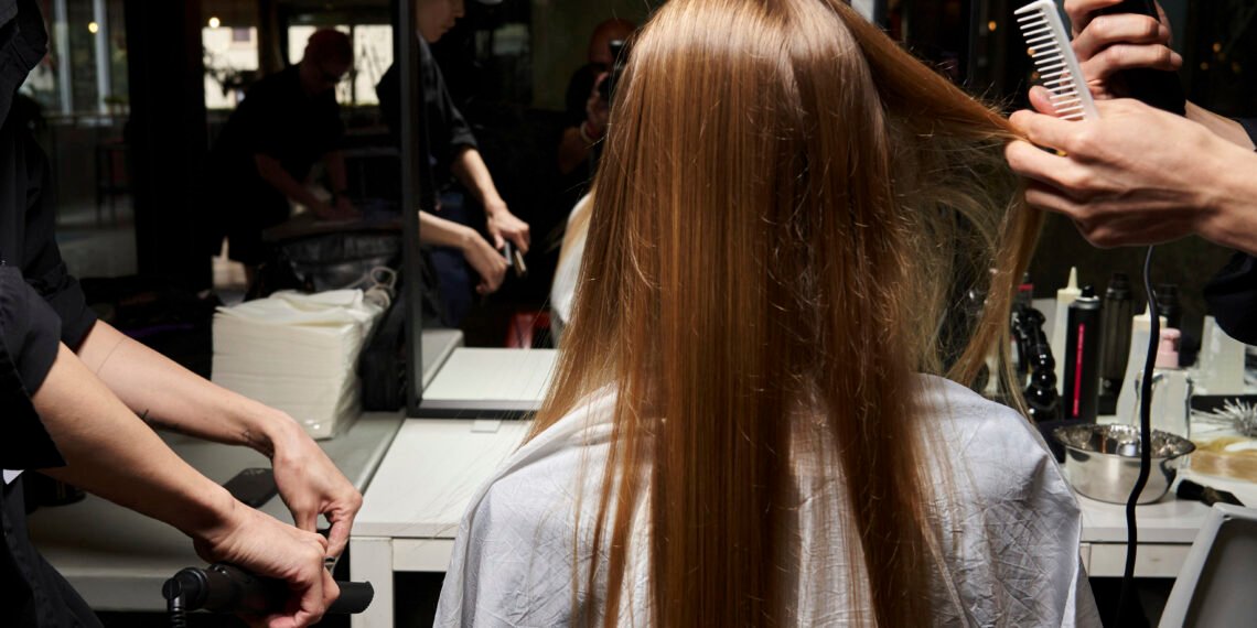 Expertos en peluquería advierten: evitar frotar el cabello con una toalla tras el lavado