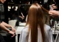 Expertos en peluquería advierten: evitar frotar el cabello con una toalla tras el lavado