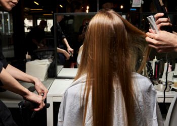 Expertos en peluquería advierten: evitar frotar el cabello con una toalla tras el lavado