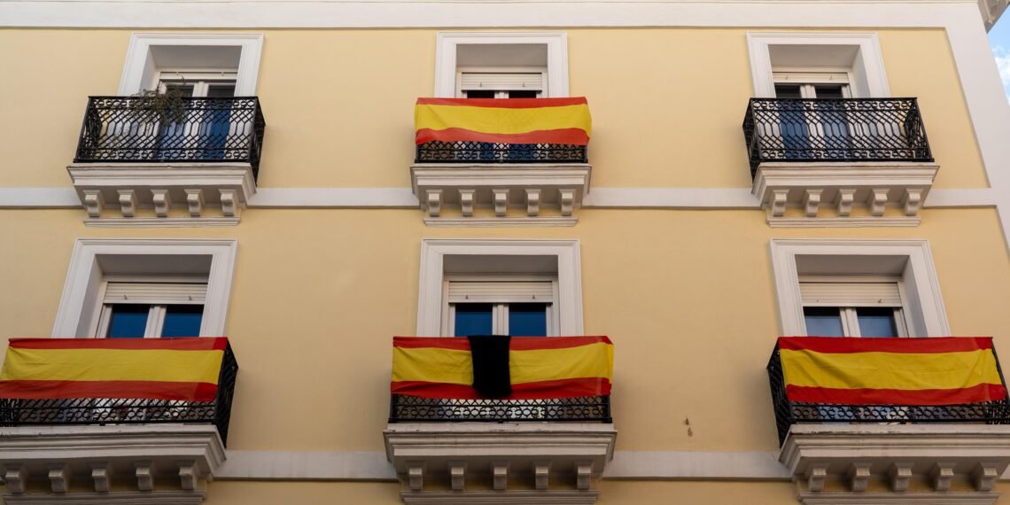 El país que impone multas de hasta 3.000 euros por colocar una bandera en el balcón: detalles sobre la ley