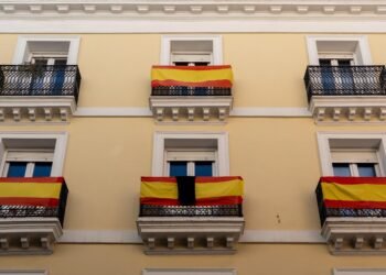 El país que impone multas de hasta 3.000 euros por colocar una bandera en el balcón: detalles sobre la ley