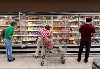 El consumo masivo cayó 2,6% en julio, aunque mostró una recuperación frente a junio