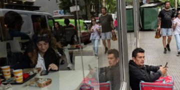 La economía crece pero la inversión y el empleo caen: las claves de la desconexión