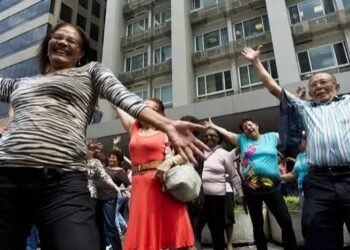La investigación en salud y neurociencia coincide en que mantener una práctica corporal habitual ofrece efectos positivos sobre el desempeño mental y la calidad de vida