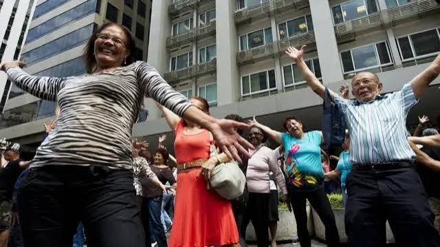 La investigación en salud y neurociencia coincide en que mantener una práctica corporal habitual ofrece efectos positivos sobre el desempeño mental y la calidad de vida