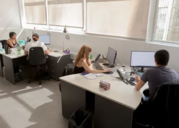 El miedo a perder el trabajo gana terreno en Argentina: qué es el “job hugging” y cómo afecta a los empleados