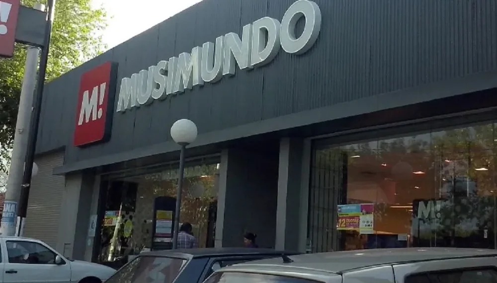 Camioneros acampan frente a Musimundo en Formosa tras los despidos y el cierre de sucursales