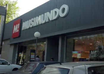 Camioneros acampan frente a Musimundo en Formosa tras los despidos y el cierre de sucursales